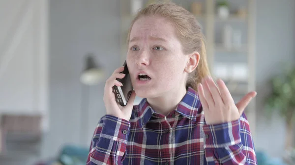 La giovane donna che utilizza lo smartphone per scorrere — Foto Stock