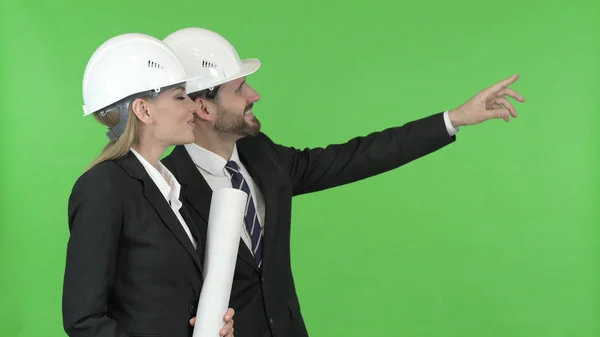 Les ingénieurs qui envisagent des travaux de construction contre Chroma Key — Photo