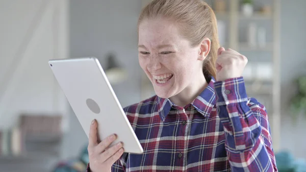 Молодая женщина покупки в Интернете с помощью планшета — стоковое фото