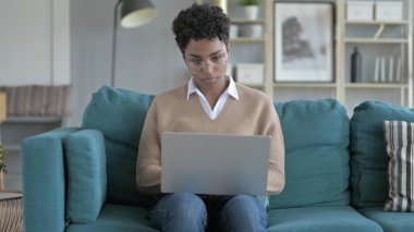 Uykulu Genç Afrikalı Kız dizüstü bilgisayar üzerinde çalışırken kapalı Dozing