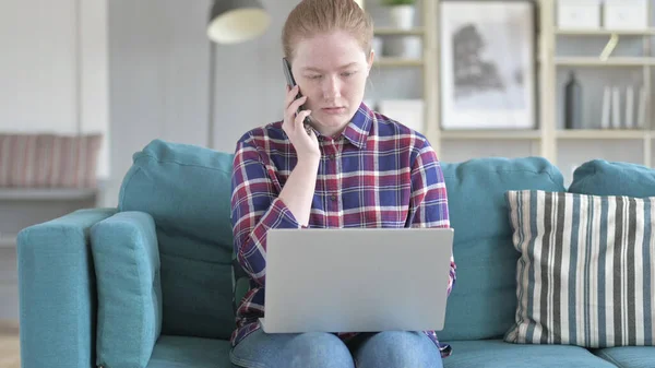 The woman talking on phone And Working on Laptop — Stock Photo, Image