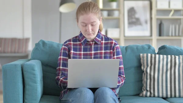 A fiatal nő álmos munka közben a laptop — Stock Fotó