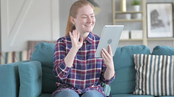 A fiatal nő videohívás a tabletta — Stock Fotó