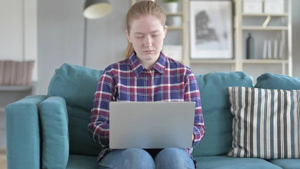 A fiatal nő ül heverő és használata laptop — Stock Fotó