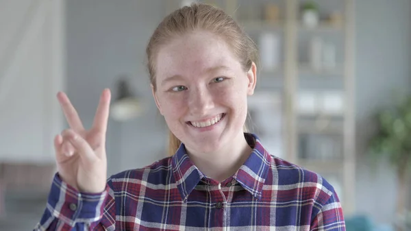 Позитивна молода жінка показує перемогу Знак — стокове фото