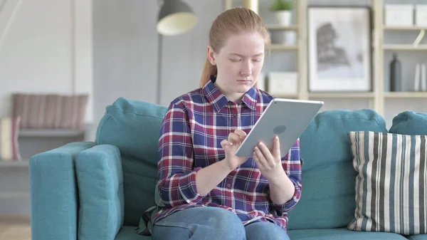 The Young Woman Using Tablet Computer for Internet — Stock Photo, Image