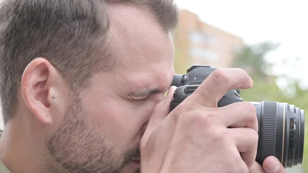 The Close Up of Young Man Taking Photographs on Camera — Stock Photo, Image