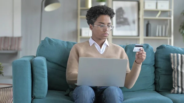 Das Mädchen, das Kreditkarte auf dem Laptop für E-Commerce verwendet — Stockfoto