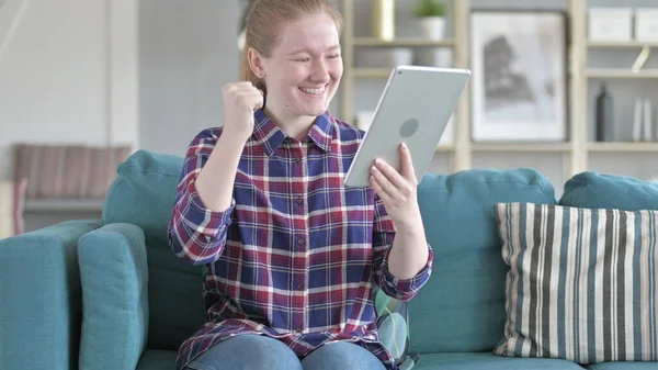 The Young Woman Excited Using Tablet Computer — Stock Photo, Image