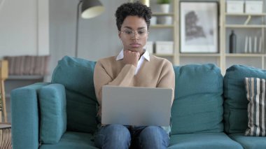 Düşünceli Afrikalı Kız dizüstü bilgisayar üzerinde çalışıyor