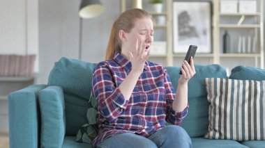 Genç Kadın Başarısız Online Alışveriş yapıyor