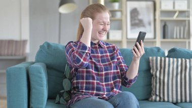 Genç Kadın Alışveriş telefonda online