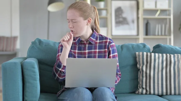 The Young Woman Working on Laptop And Coughing — Stock Photo, Image