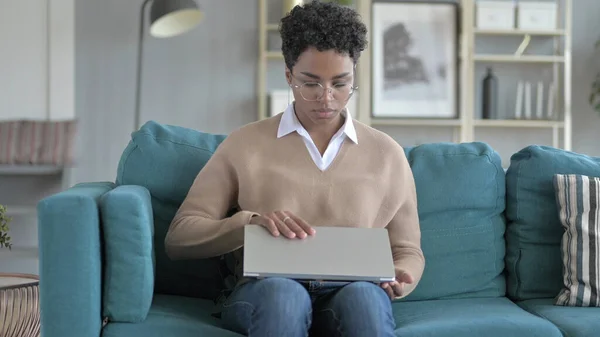 La giovane ragazza africana che chiude il computer portatile dopo il lavoro — Foto Stock