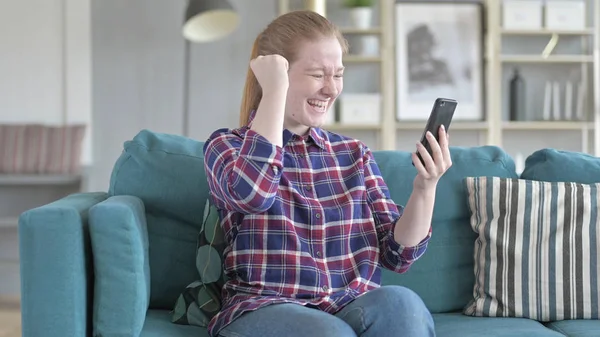 Genç Kadın Alışveriş telefonda online