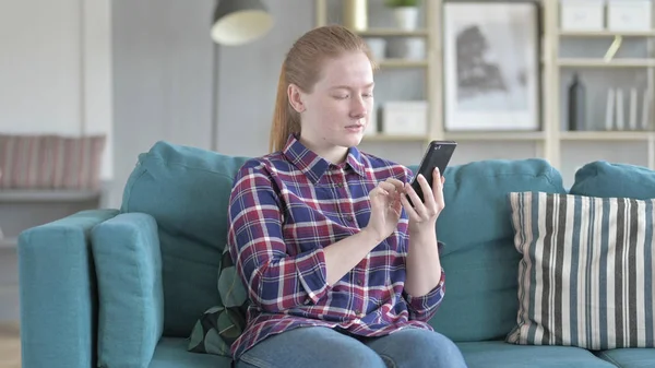 The Young Woman Using Smart phone — Stock Photo, Image