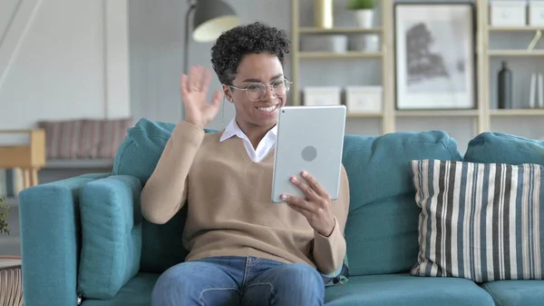 La joven africana haciendo video chat en la tableta —  Fotos de Stock