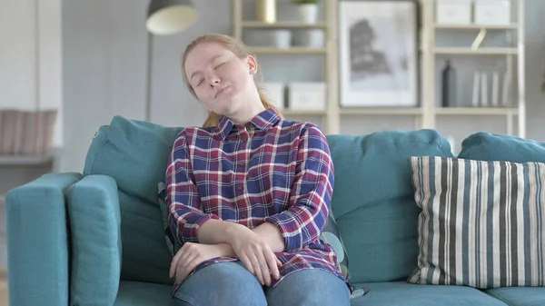 Молода жінка спить на дивані — стокове фото