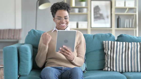 La sonriente chica africana exitosa usando su tableta —  Fotos de Stock