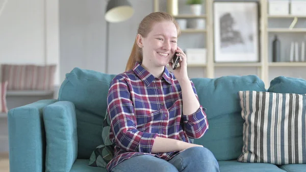 Молодая женщина говорит по телефону — стоковое фото