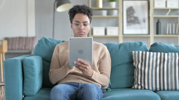 La hermosa chica está utilizando la tableta digital —  Fotos de Stock