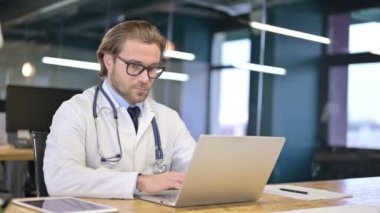 Laptop kliniğinde çalışan doktor