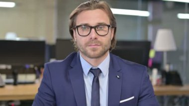 İşadamının Başparmaklarını Aşağı Gösteren Portresi