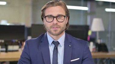 Neşeli İşadamının Başparmaklarını Gösteren Portresi