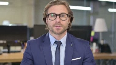 Neşeli İşadamı 'nın portresi Kamerayı işaret ediyor