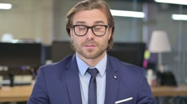 İşadamı 'nın Portresi Parmakla ve Davet Et