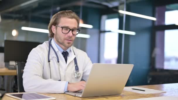 Feliz Doctor sonriendo y mirando a la cámara en la clínica — Vídeos de Stock