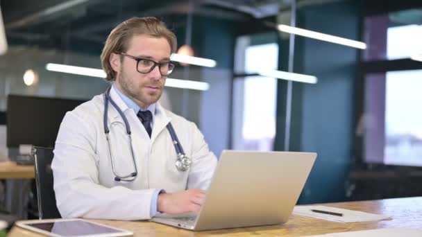 Doctor confiado mostrando pulgares hacia arriba en el trabajo — Vídeo de stock