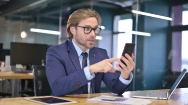 Smartphone 'da Başarıyı Kutlayan Heyecanlı İş Adamı