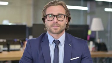 Yorgun İşadamının portresi Ofiste Boyun Ağrısı Var