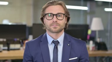 Kayıp yüzünden hayal kırıklığına uğrayan üzgün iş adamı portresi.