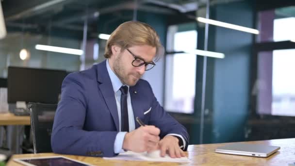 Angry Businessman Escrevendo Documentos no Office Desk — Vídeo de Stock