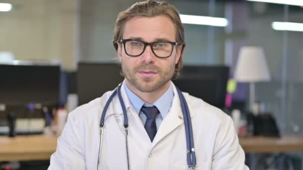 Porträt eines seriösen Arztes, der in die Kamera blickt — Stockvideo