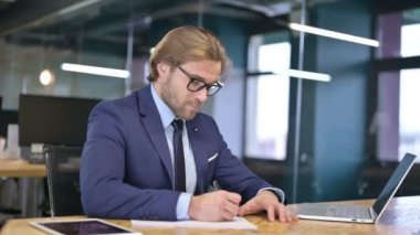Ofis Masasına Belgeler Yazan İşadamı