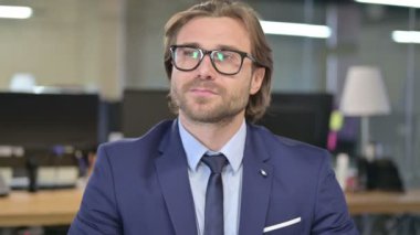 Yeni Bir Fikir Düşünen Düşünceli İşadamının Portresi