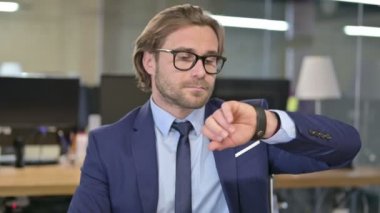 Bekleyen İşadamının Portresi İzleme Saati