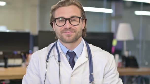 Portrait d'un médecin ayant une conversation, un chat vidéo — Video