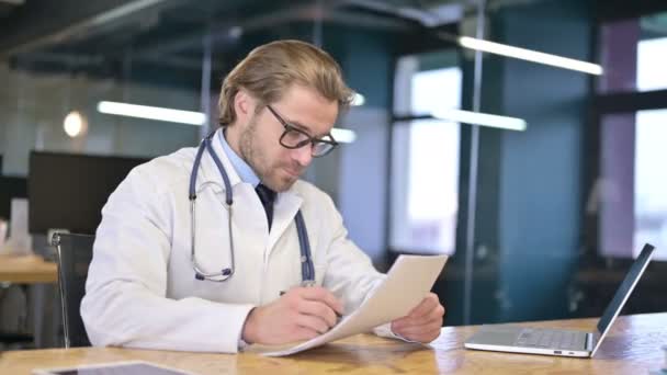 Arzt liest medizinische Dokumente in Klinik — Stockvideo