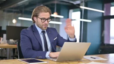 İşadamı Laptop 'ta Video Sohbeti İçin Konuşuyor