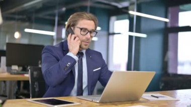 İş Adamı İş yerinde Akıllı Telefonla Konuşuyor