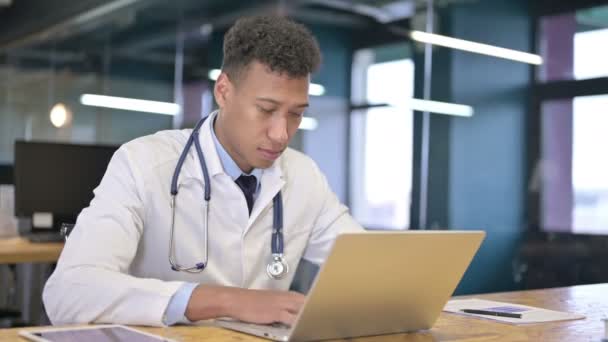 Komoly fiatal orvos mutatja hüvelykujját fel a modern irodában — Stock videók