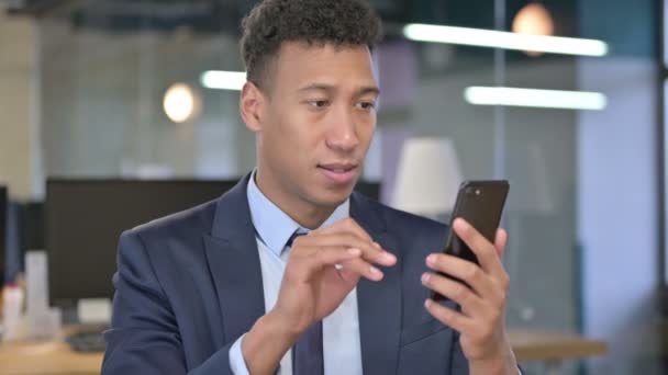 Portrait de joyeux jeune homme d'affaires célébrant sur Smartphone — Video