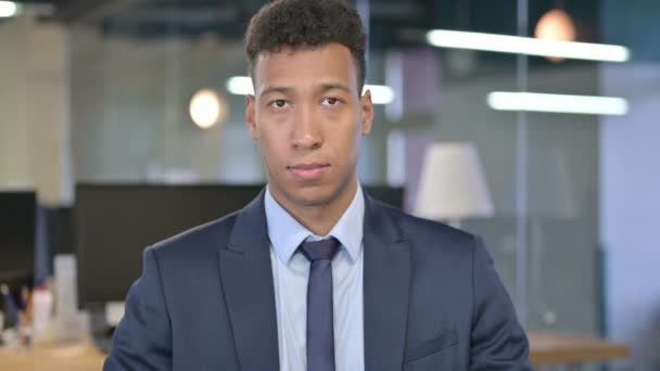 Портрет молодого предпринимателя, смотрящего в камеру — стоковое видео