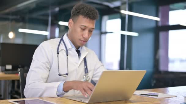 Mladý lékař říká ne s prstem Přihlásit se Office — Stock video
