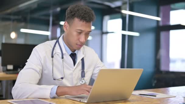 Joven empresario sonriente mirando a la cámara en la oficina — Vídeos de Stock