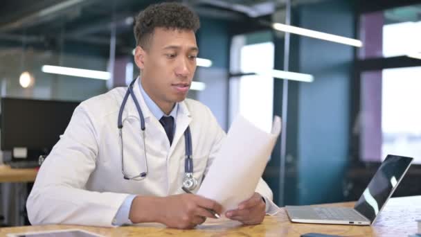 Wesoły młody mężczyzna lekarz daje dokumenty do klienta — Wideo stockowe